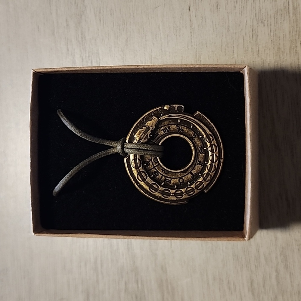 Assassin's Creed Connor Amulet Necklace Bronze - Picture 3 of 5